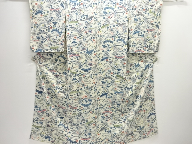 縮緬地　蝶に花模様小紋着物